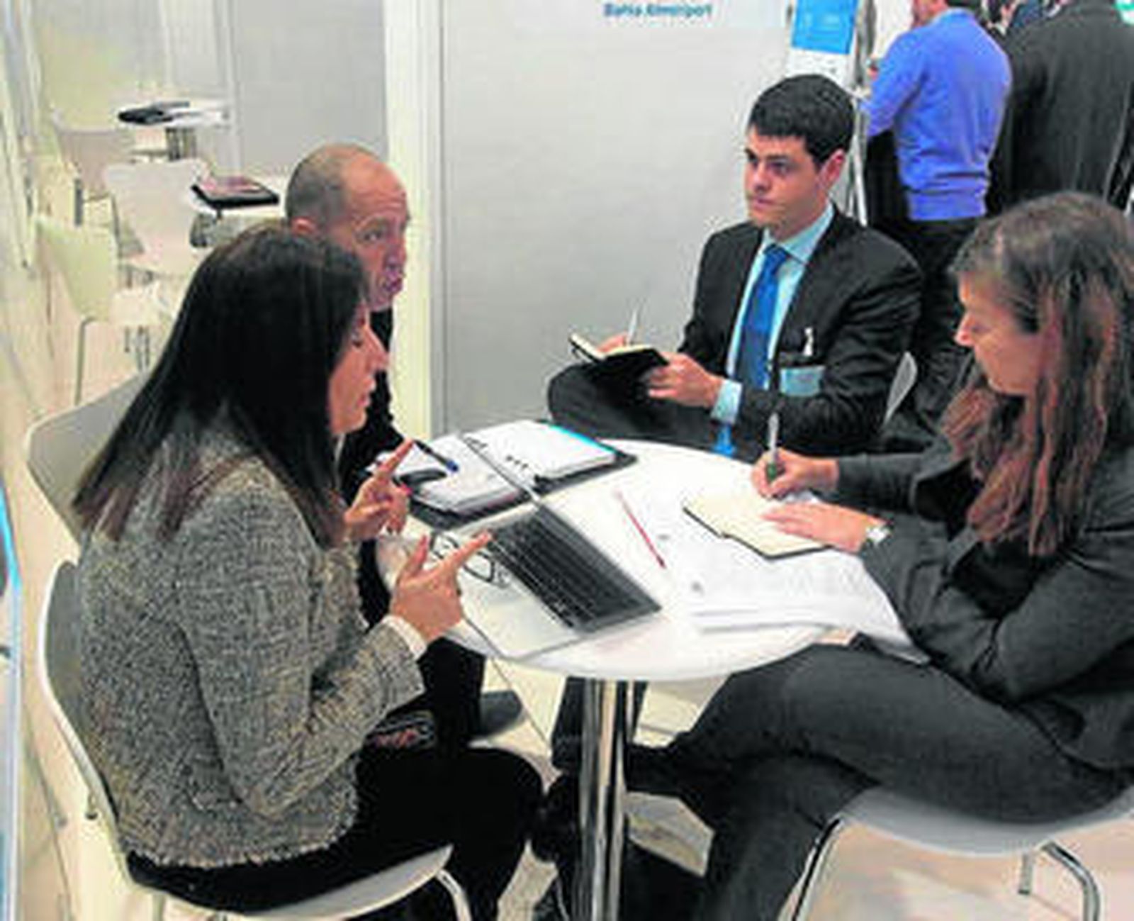 La presidenta del Puerto en el estand de Fruit Logistica.