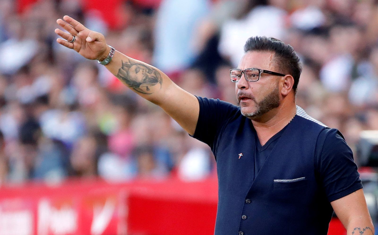 Antonio Mohamed realiza una indicación en un partido.
