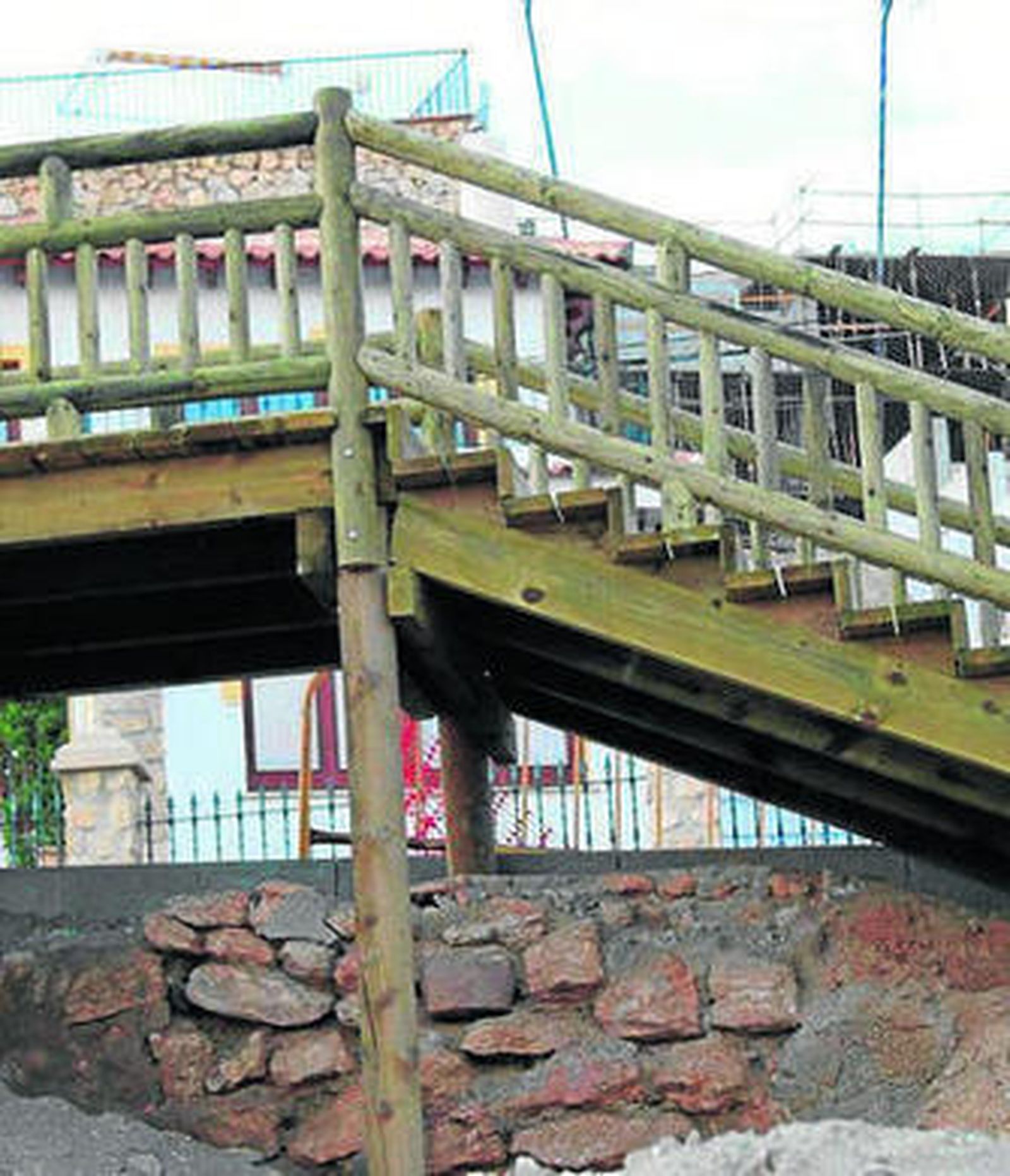 1. La pasarela de acceso a la playa de Zahara de los Atunes (Cádiz), construida por Maderas Iripo. 2. Prolongación del paseo marítimo de Bolnuevo (Mazarrón, Murcia). 3. Manuel Jiménez, en las instalaciones de la empresa. 4. Uno de los cilindros para el tratamiento de la madera.