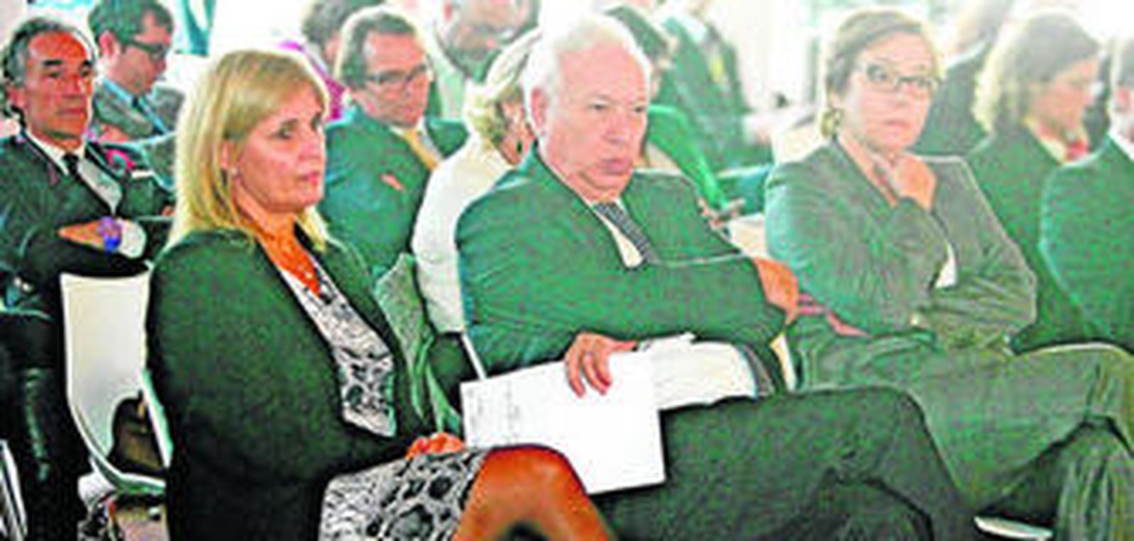 La alcaldesa García-Pelayo y el ministro de Exteriores, José Manuel García-Margallo, ayer en el Foro de Comunicación.