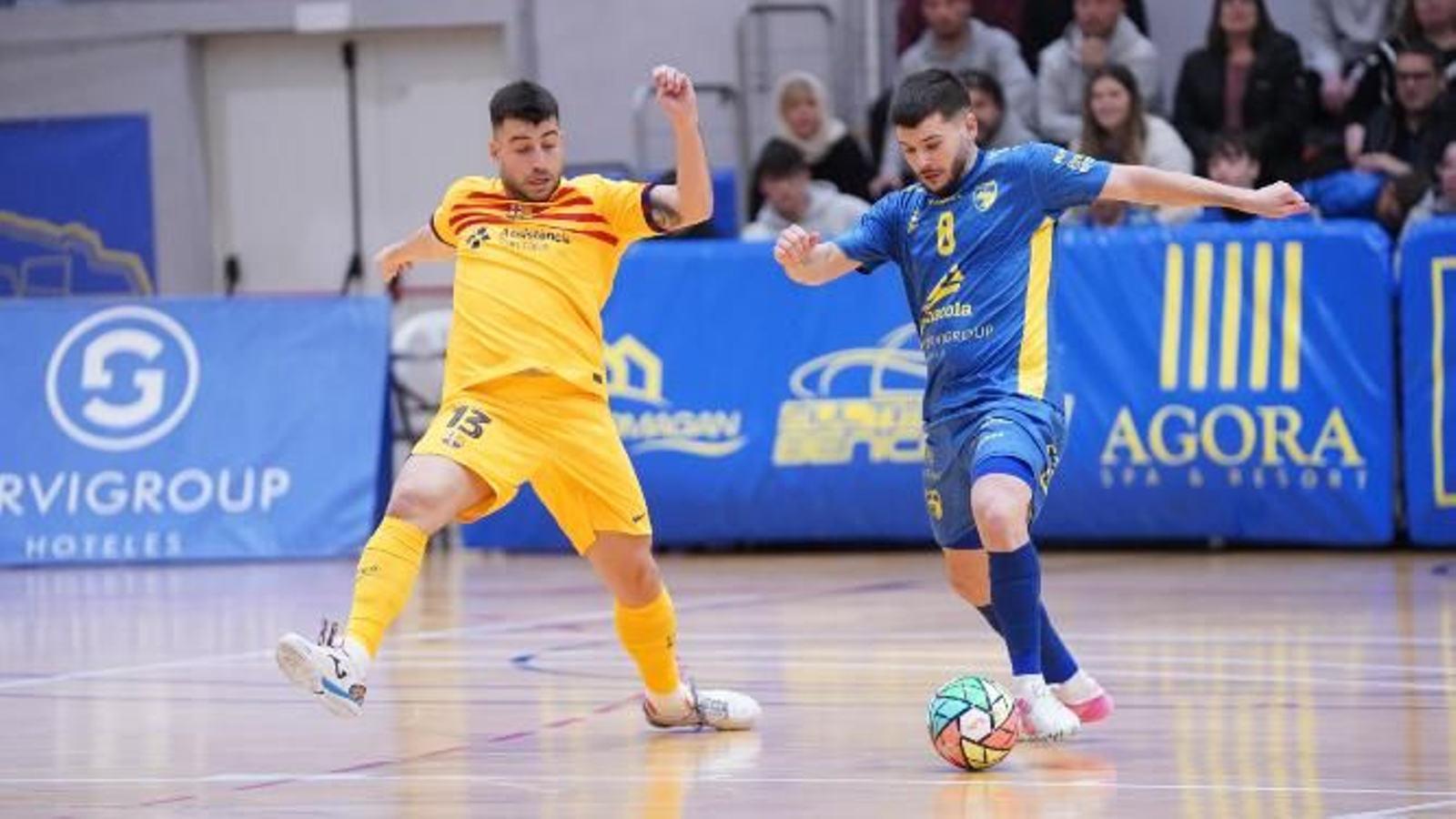 Pani conduce el esférico en el duelo copero contra el Barça.