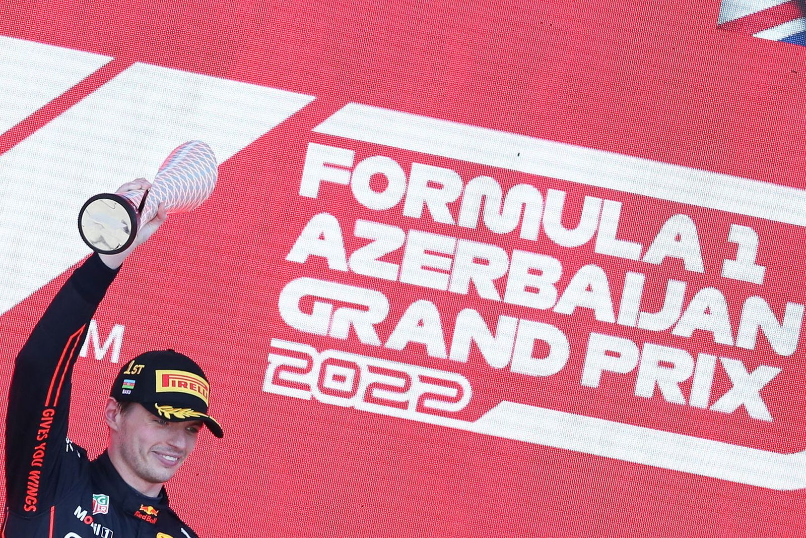 Verstappen levanta el trofeo del campeón del Gran Premio de Azerbaiyán.