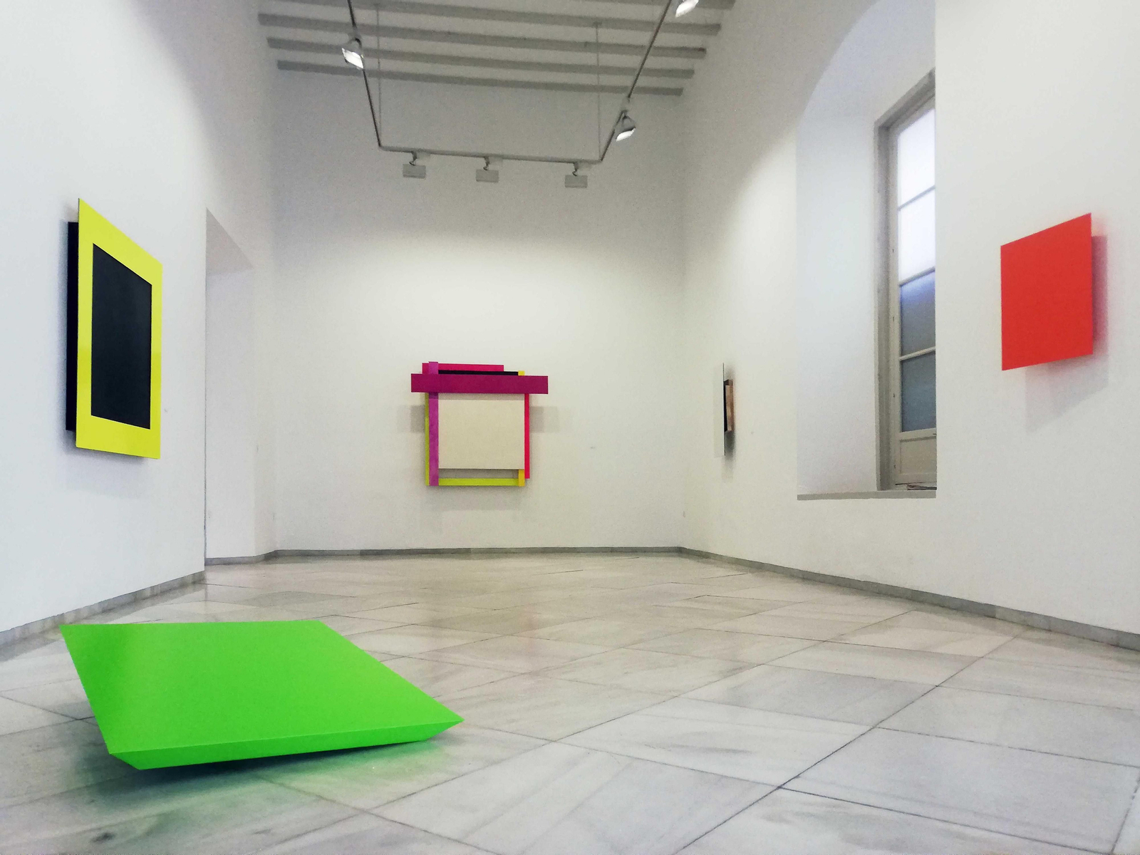 Vista parcial de la exposición de Rosa Brun en la galería Rafael Ortiz.