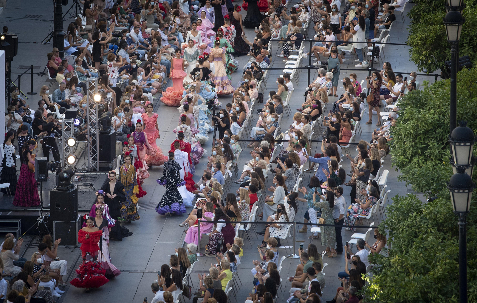El desfile de moda flamenca de la Avenida de la Constitución, en imágenes
