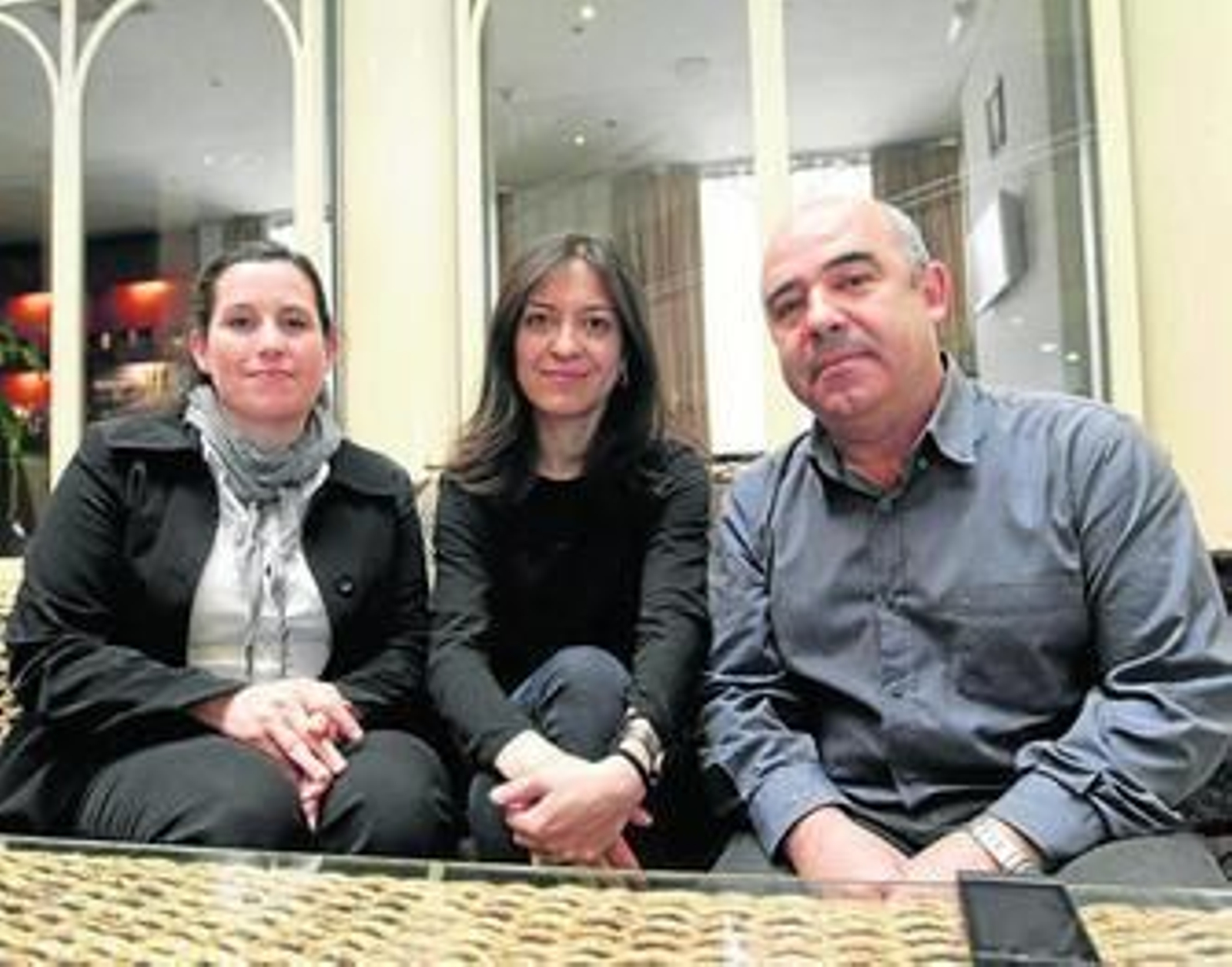 Mónica Juvena y Mara Partida, junto al arquitecto jefe de obras, Antonio Navarro.