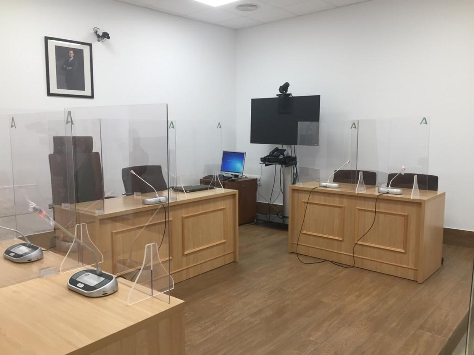 Mamparas en una sala de vistas de un juzgado onubense.