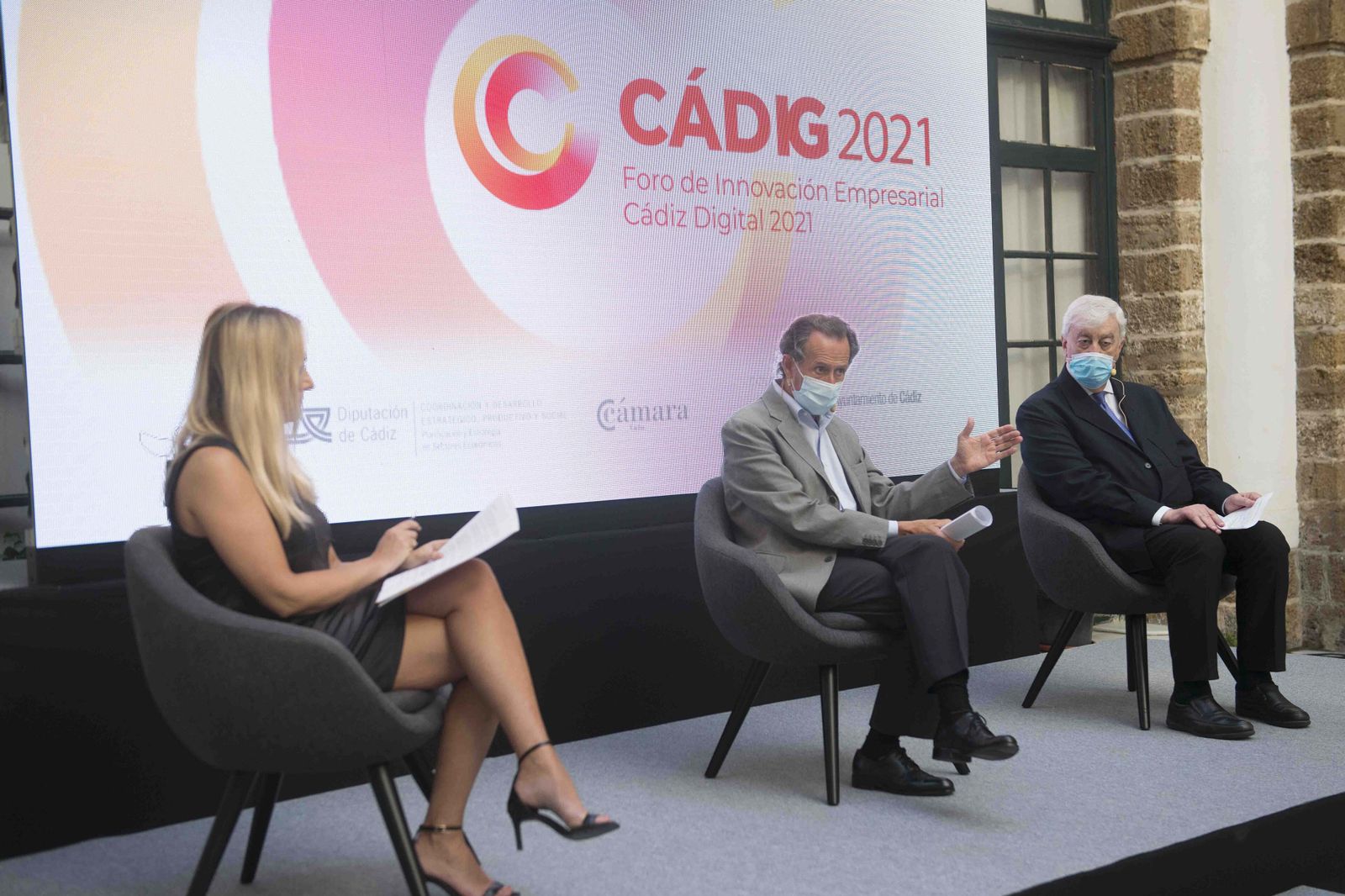 El vicepresidente primero de la Diputación de Cádiz, José María Román, interviene en las jornadas acompañado por el presidente de la Cámara de Comercio de Cádiz, Ángel Juan Pascual.