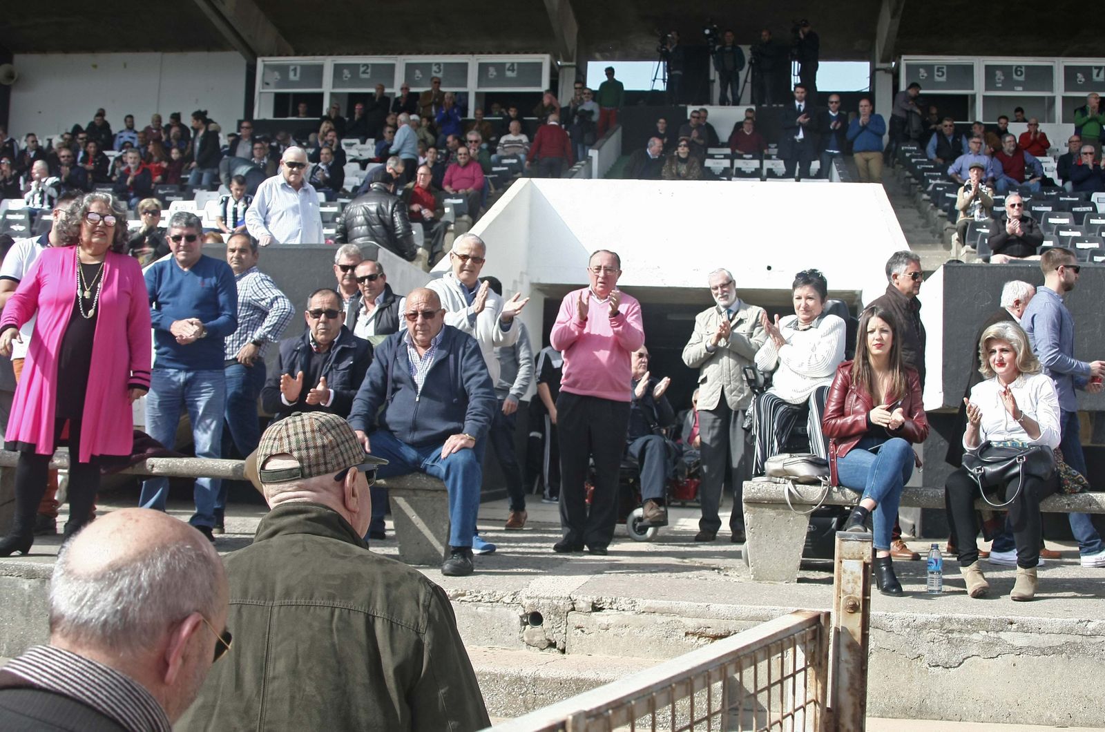 Espontáneo homenaje de la grada a Alfredo Gallardo