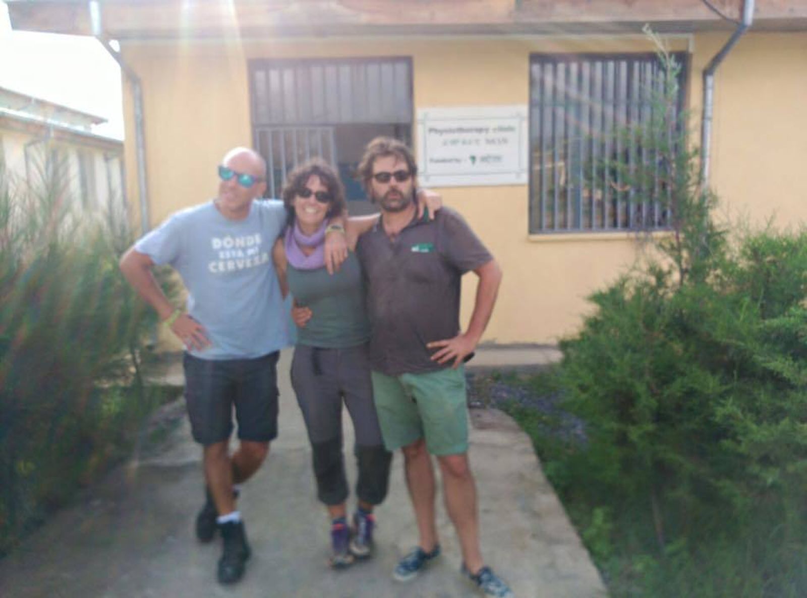 Lorena Enebral Pérez, en el centro, en una imagen publicada en Facebook por Holystic Pro-África.