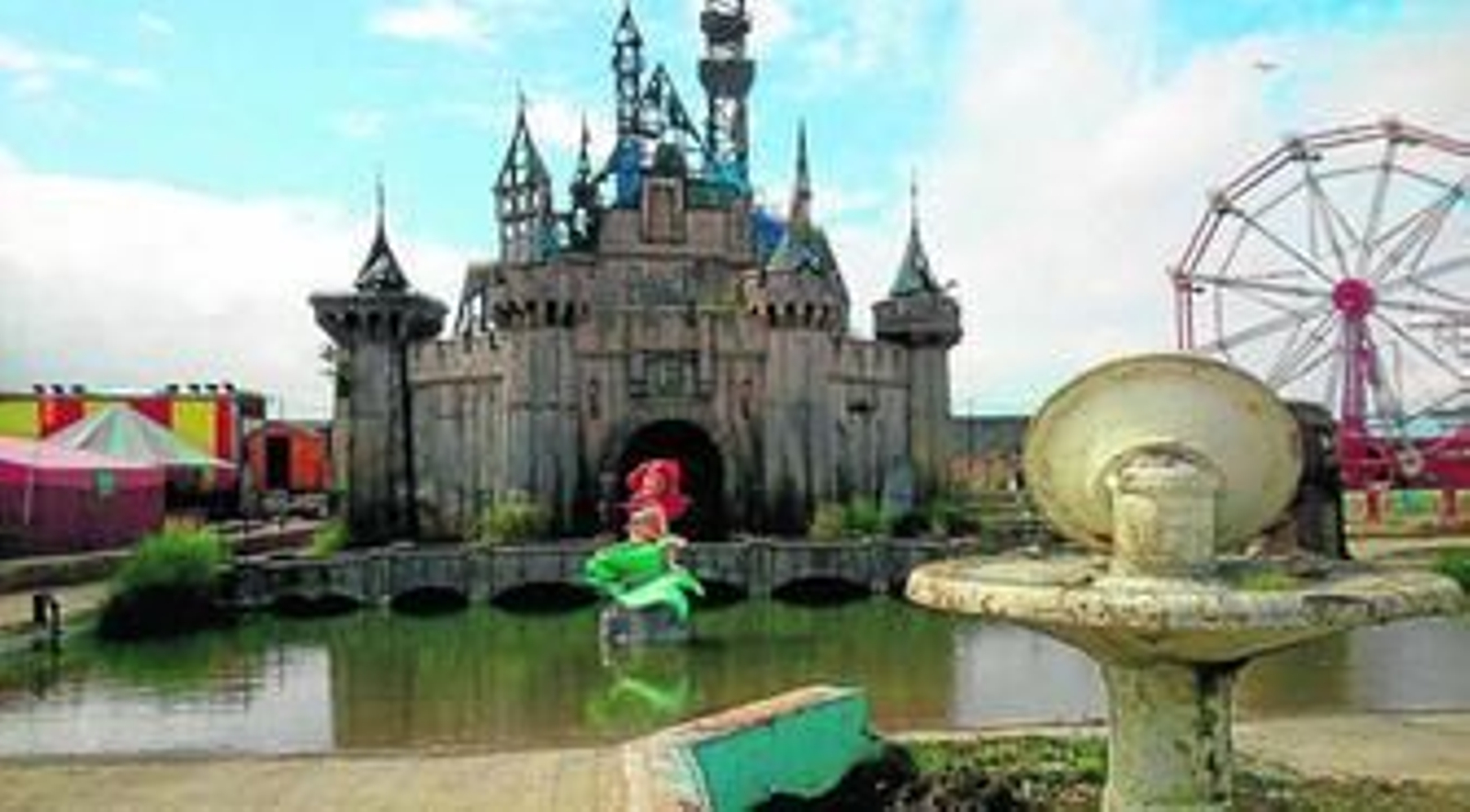 En primer término 'La brecha', una de las obras expuestas.