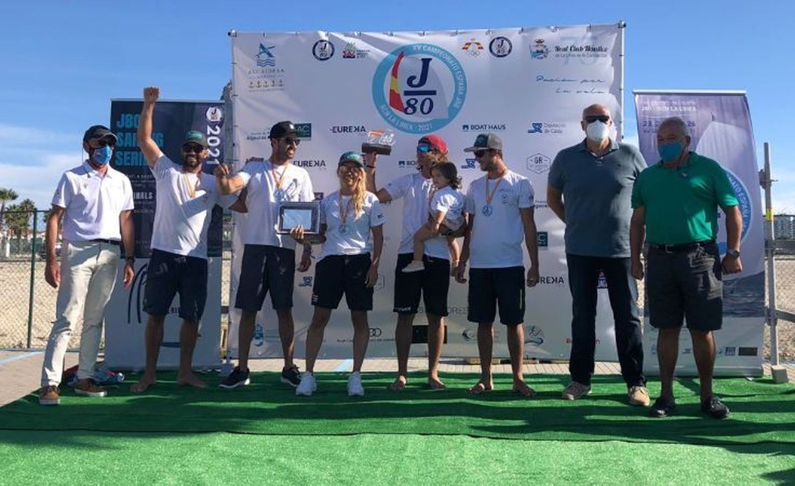 La tripulación del  'Princesa Yaiza', con el premio de campeón de España