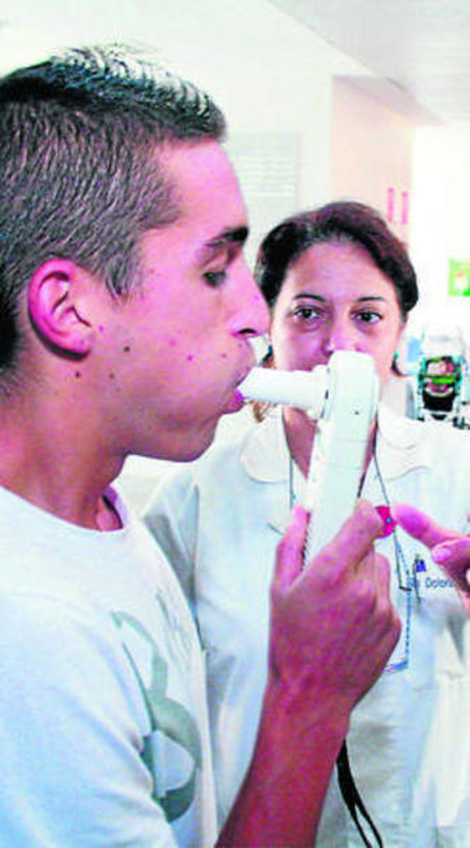 Realización de una espirometría en el centro de salud del Torrejón.