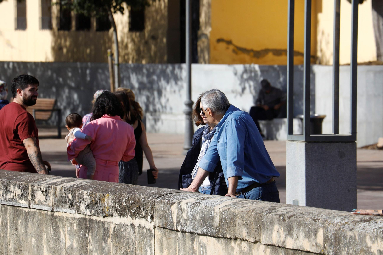 Las imágenes de Córdoba repleta de turistas en el Puente de los Santos