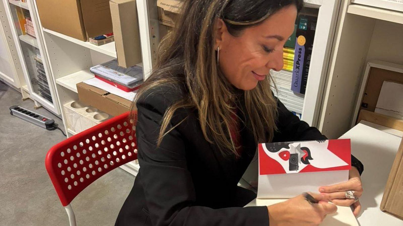 Elle Nin firmando libros tras la presentación