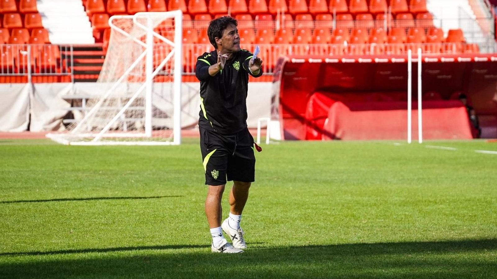 Joan Francesc Ferrer Sicilia 'Rubi' guía a sus futbolistas en la sesión del pasado miércoles.