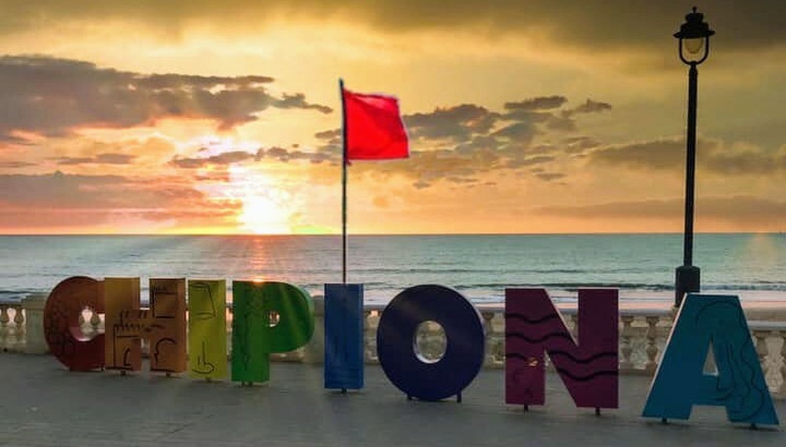 Imagen difundida por el Ayuntamiento de Chipiona en su comunicado sobre la bandera roja en sus playas.