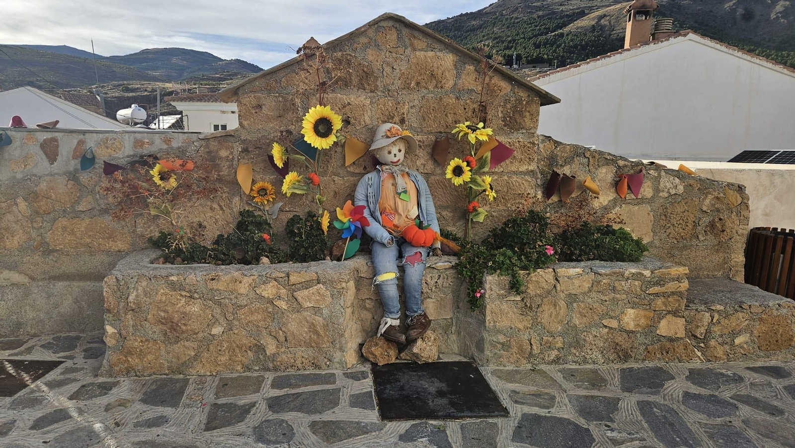 Los 40 vecinos de paja, trapo y cartón de Bacares, en fotos