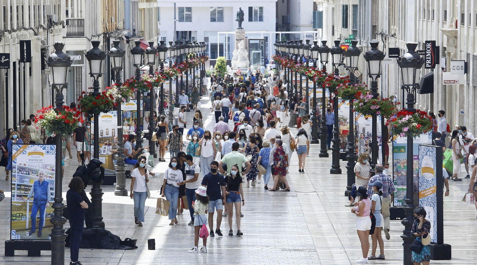 Decenas de personas caminan por la calle Larios, en Málaga.