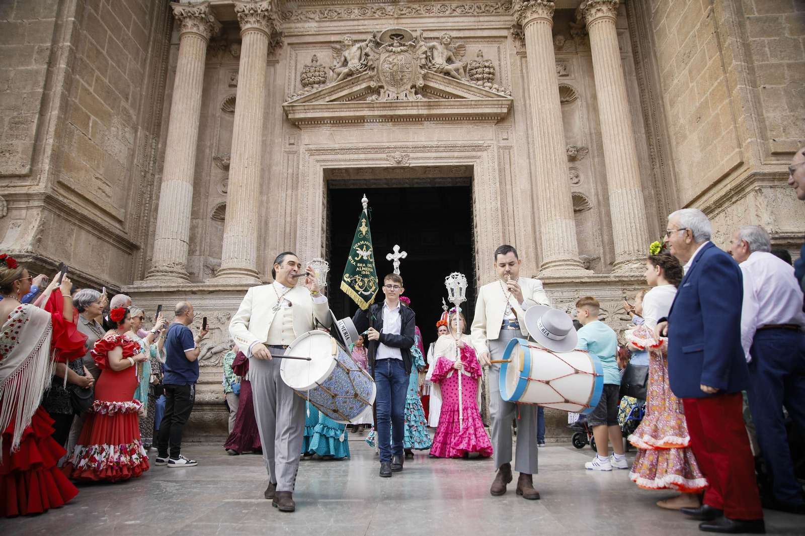 Imágenes de la salida  del Rocío desde la Catedral de Almería