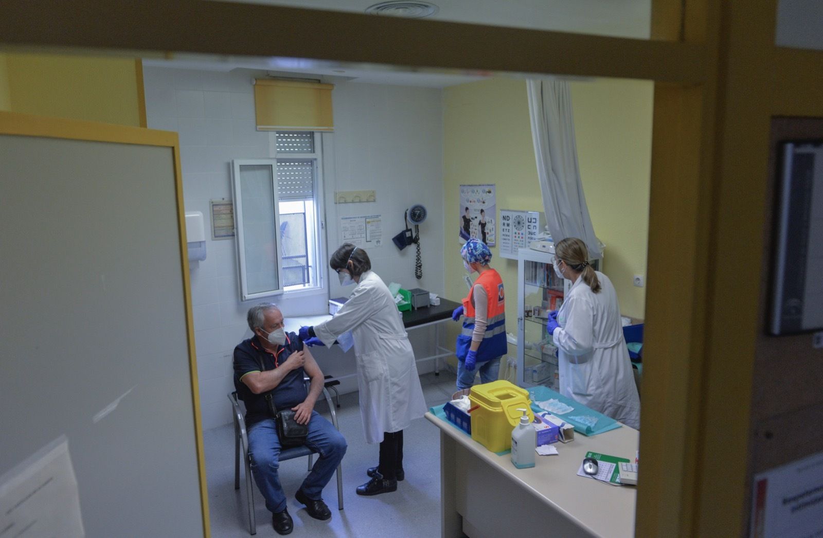 Momento de la vacunación de un vecino en el centro de salud de Castilleja de la Cuesta.