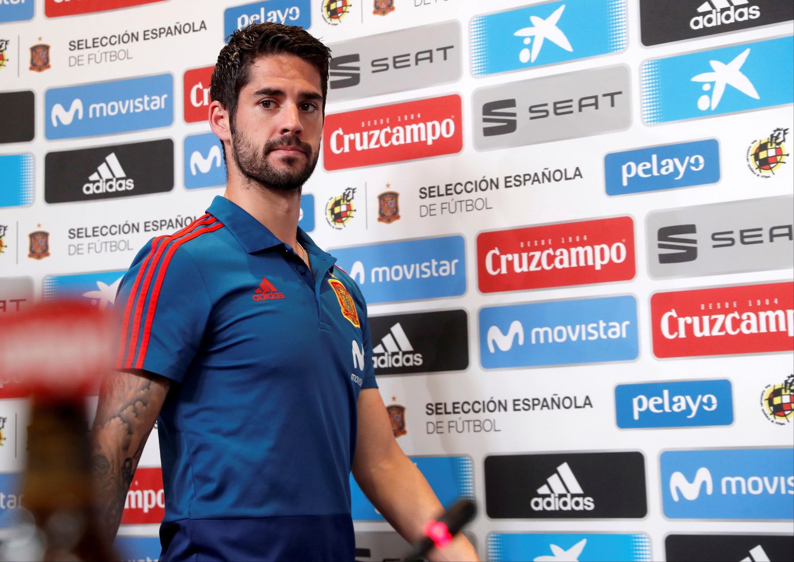 Isco entra a la rueda de prensa.