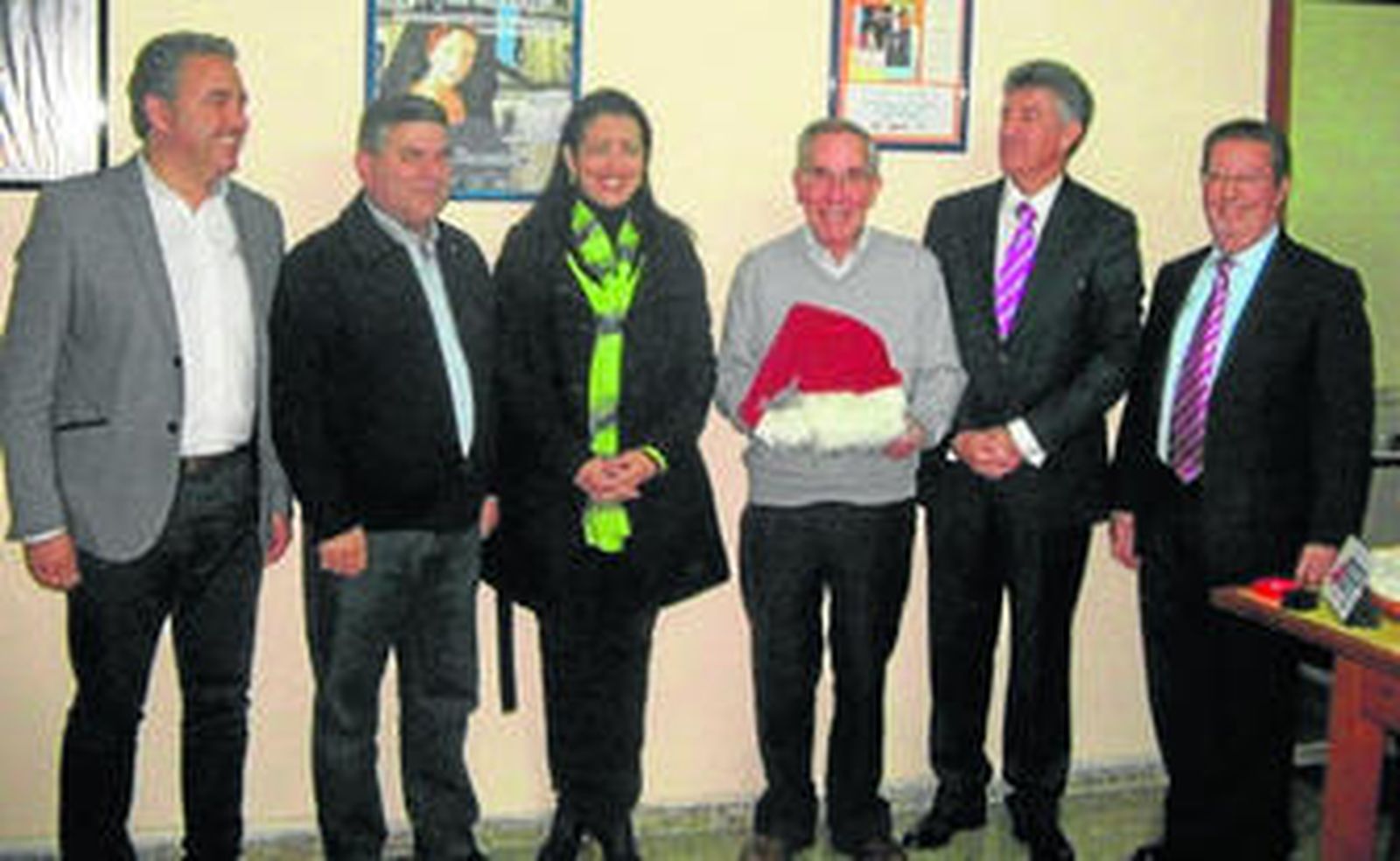 El nuevo Papá Noel, Francisco Rodríguez Ruiz, con la directiva de Acosafe.