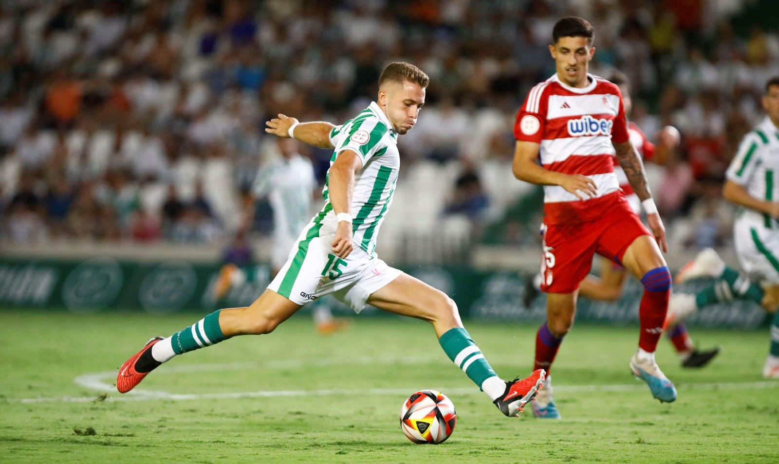 Isma Ruiz chuta a portería en el Córdoba CF - Recreativo Granada de la primera vuelta.