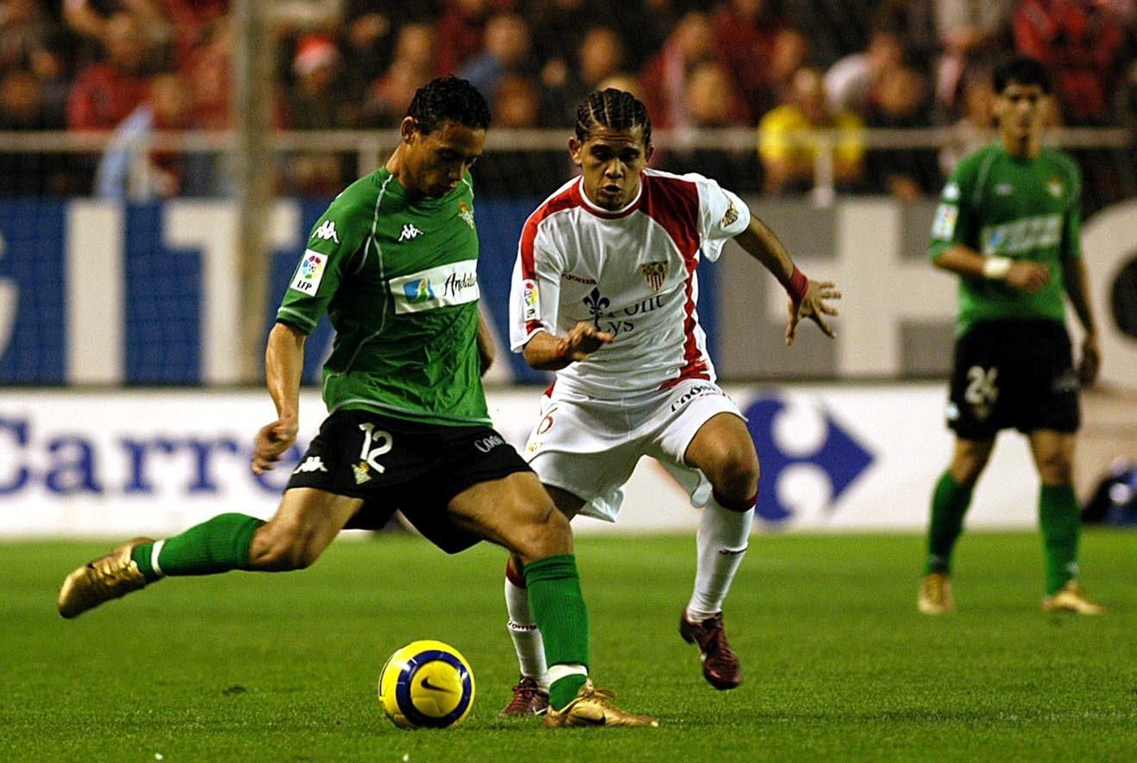 Daniel Alves presiona a Oliveira en aquel partido, diciembre de 2004, el derbi de las camisetas.
