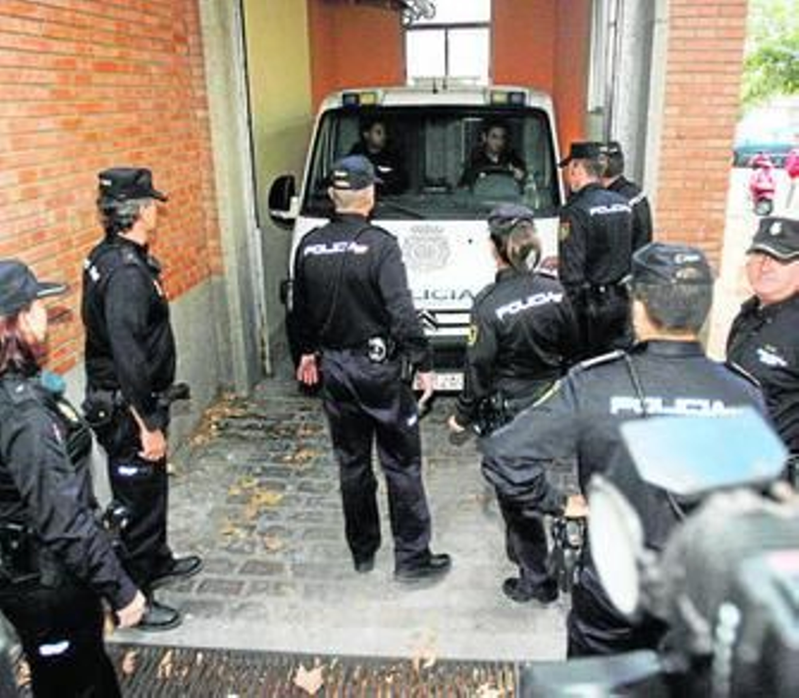 Un vehículo policial, escoltado por una decena de policías traslada al imputado.