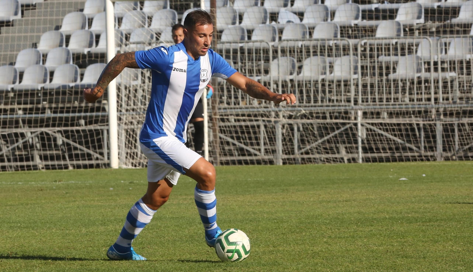 Dani Castro conduce el balón en un partido en su anterior etapa en el Jerez Industrial.