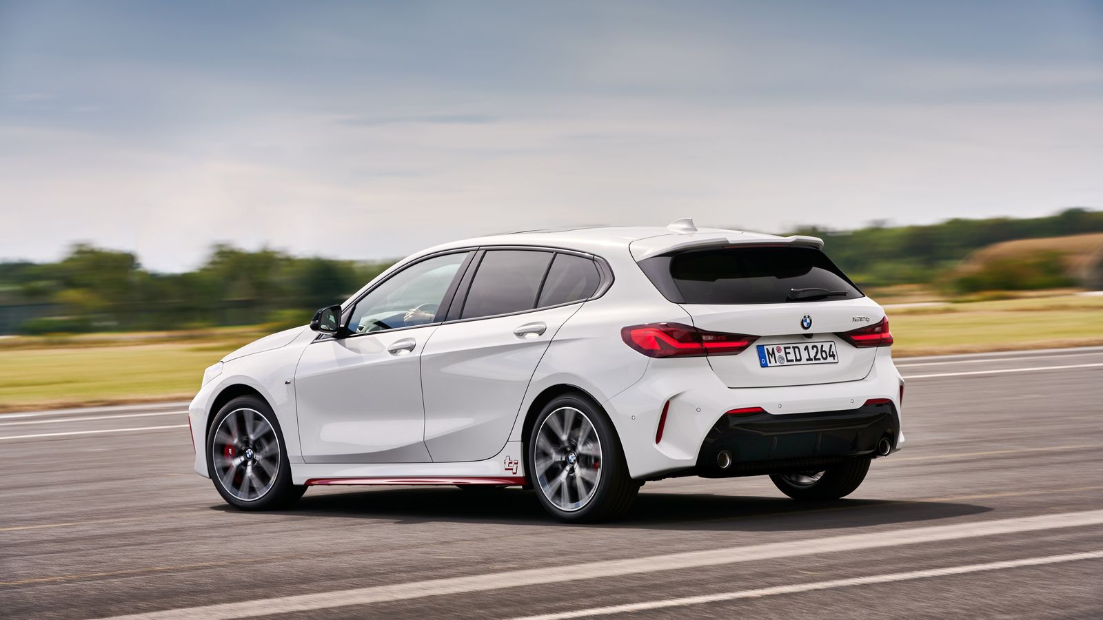 Además de una de las versiones más potentes del motor de 2 litros de gasolina, el BMW 128ti tiene una configuración específica de muchos elementos del chasis que le llevan a asemejarse al M135i xDrive.