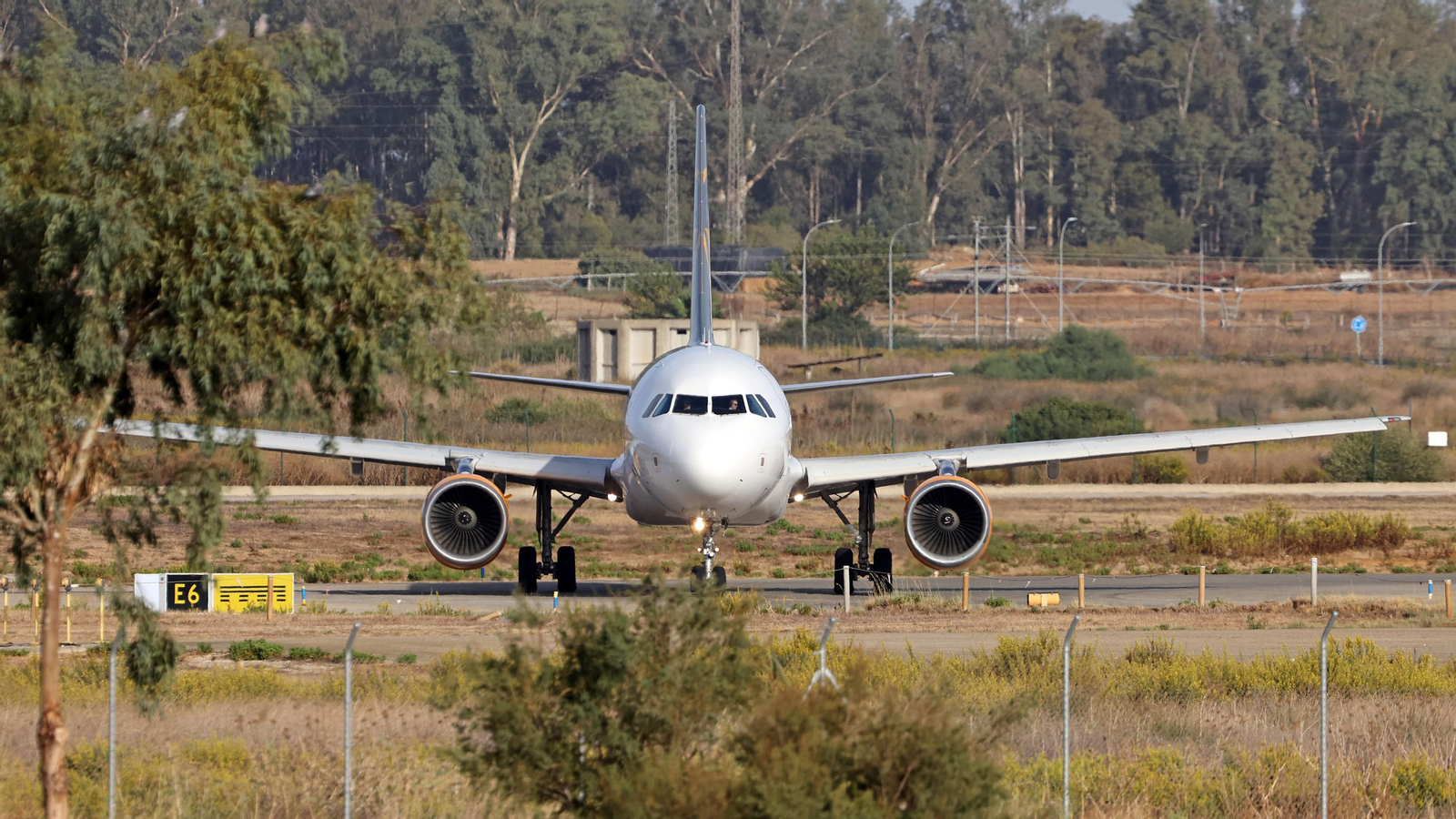 Un avión aproximándose a la pista del Aeropuerto de Jerez para despegar