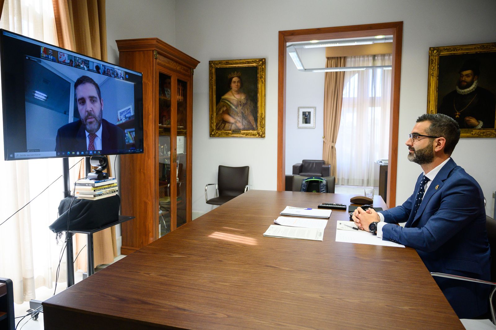 El alcalde, en comunicación telemática con el resto de concejales, durante la celebración de la sesión plenaria