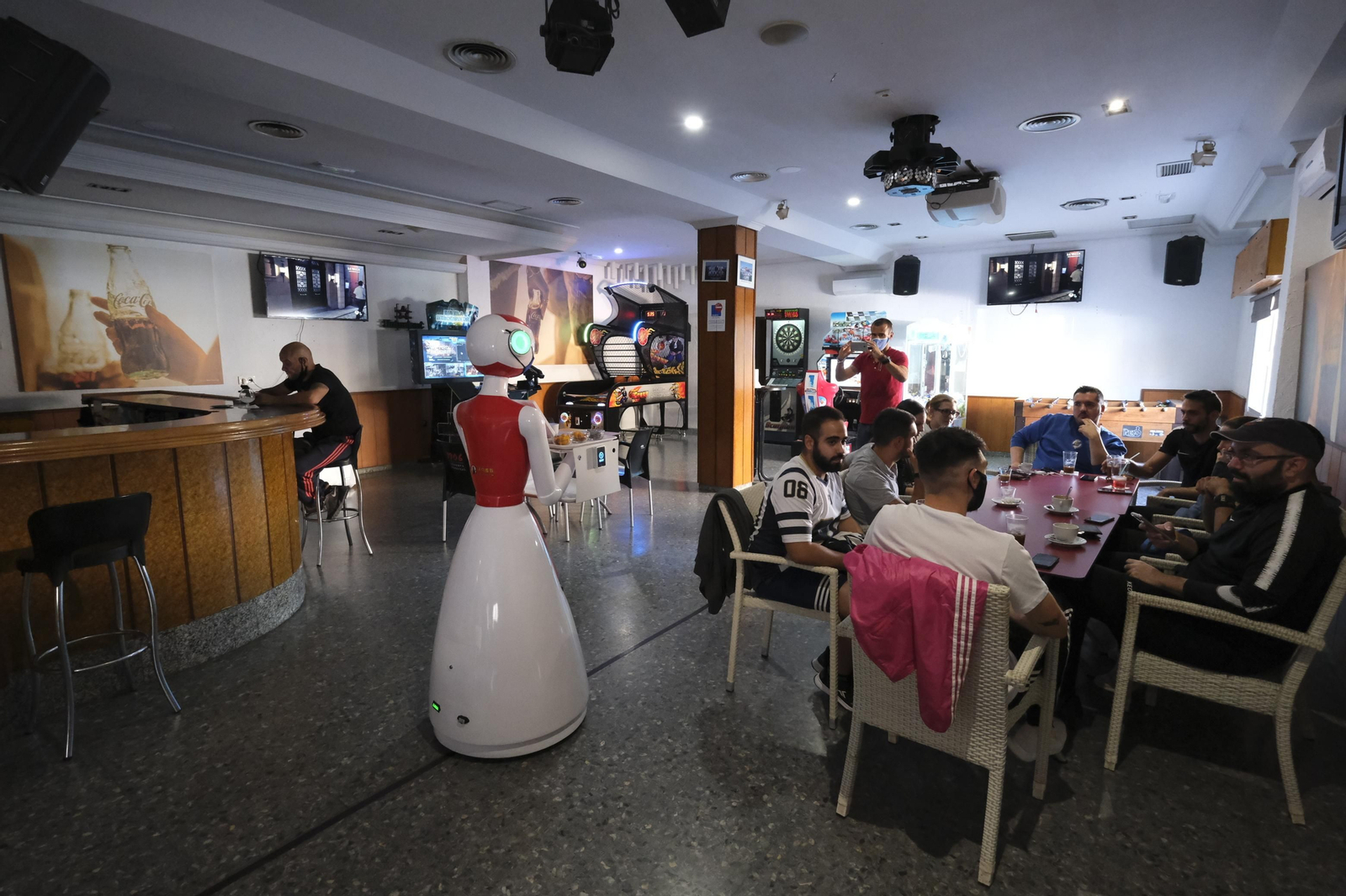 Fotogalería de Herbelita, la robot camarera de El Alquián.