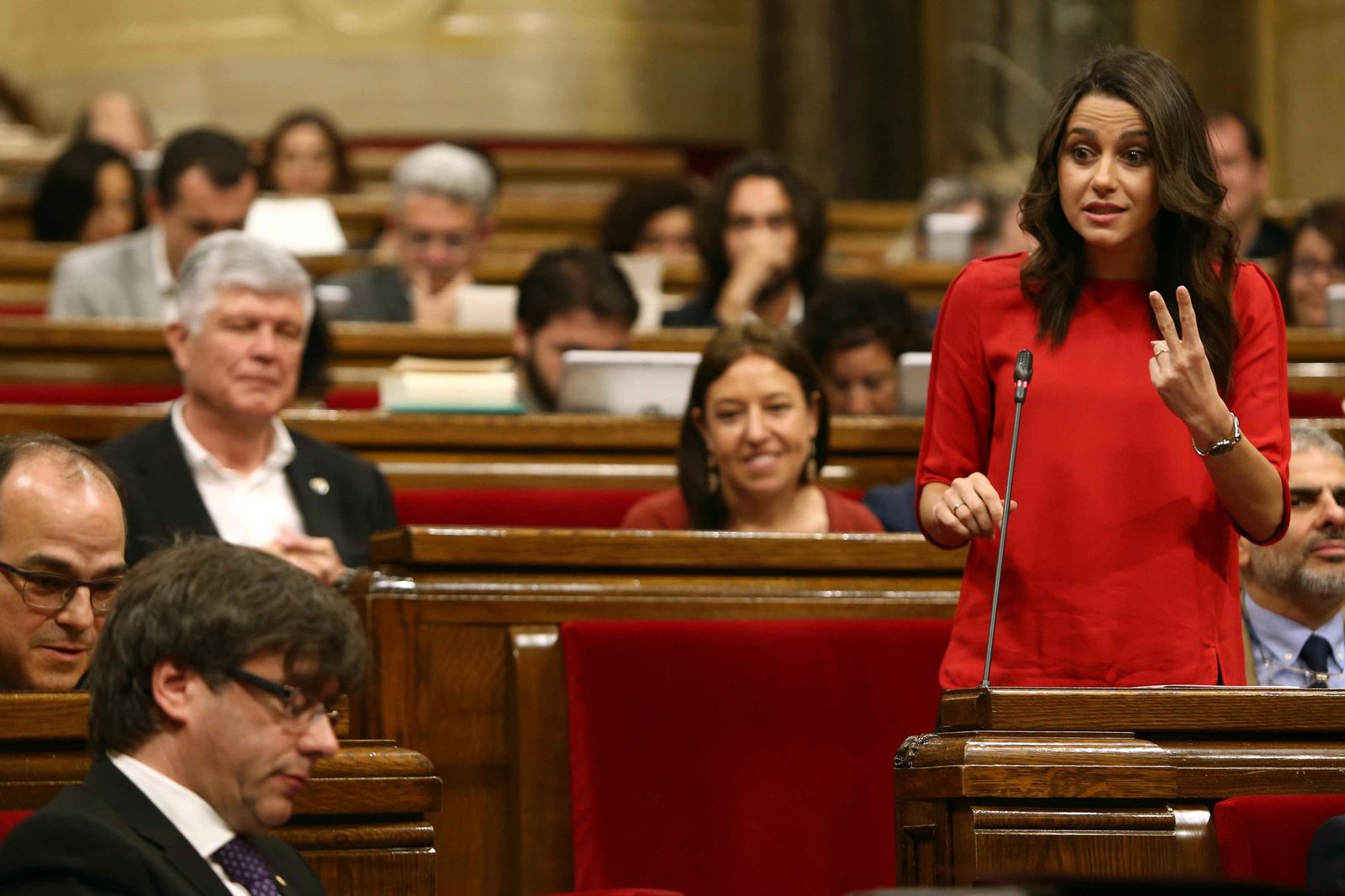 Puigdemont e Inés Arrimadas (C's), durante una sesión de control del Parlamento catalán.