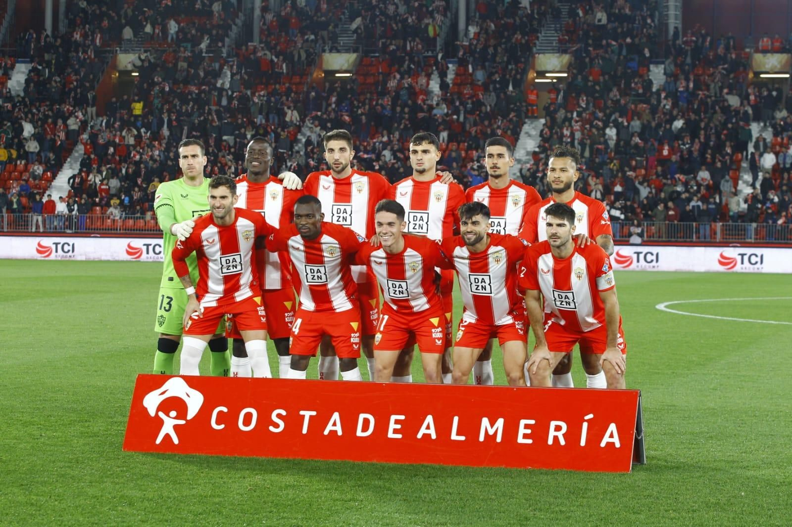 Equipo titular ante el Mirandés, con el patrocinio de DAZN en el pecho de las camisetas
