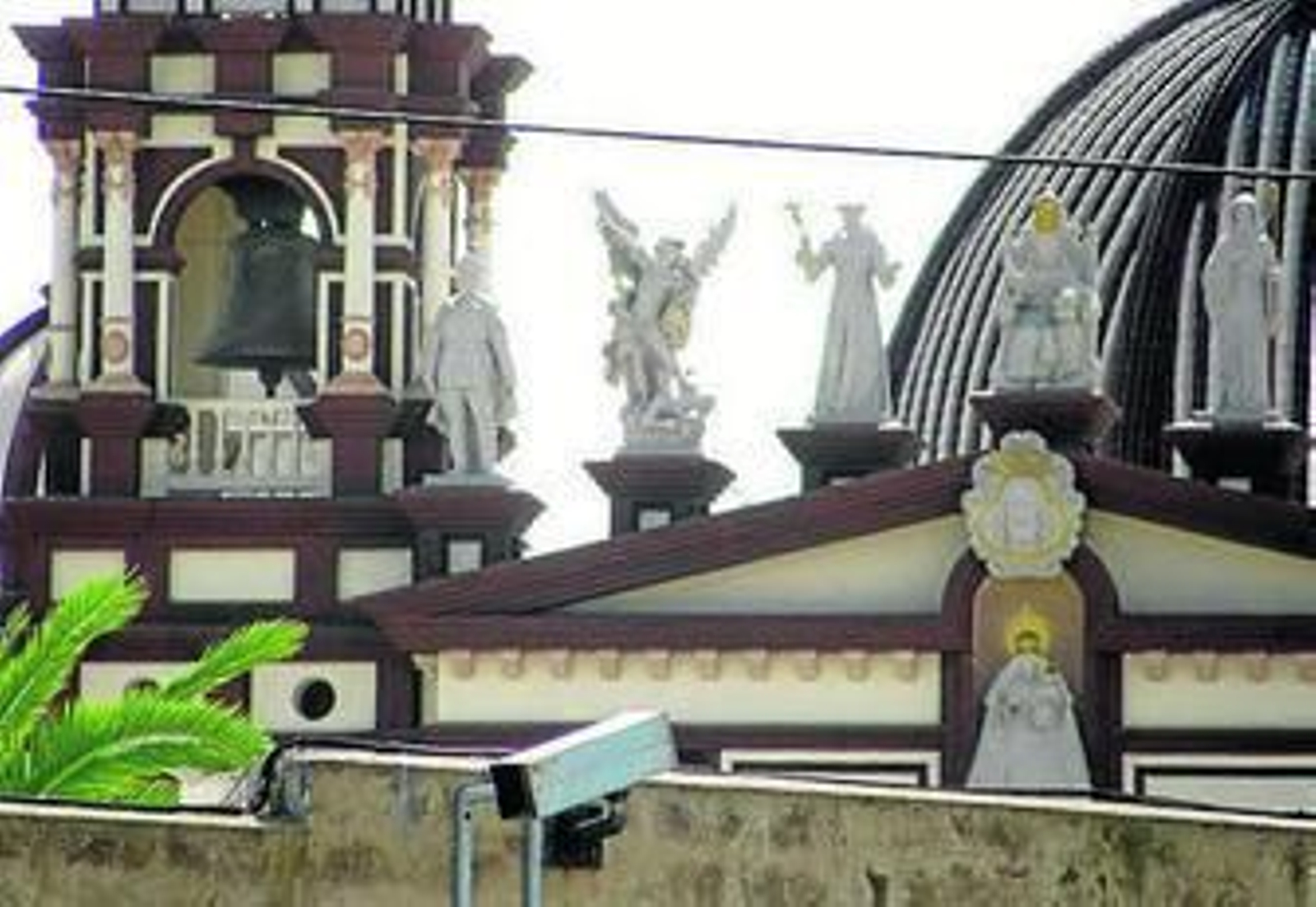 1. Imagen general del templo, que ahora se ha pintado con los colores del Carmelo. 2.  Friso y frontón, la escultura más a la izquierda es la de Franco 3. Detalle de la obra.