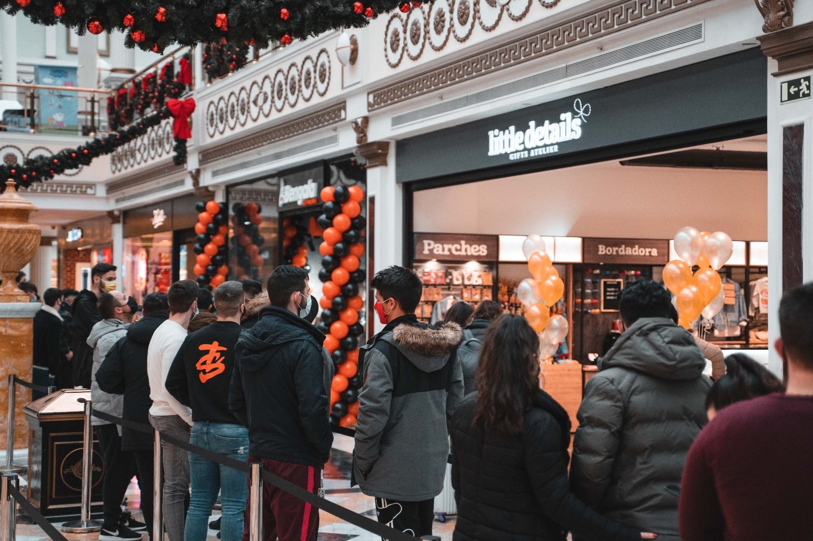 Cola en la puerta de la nueva tienda de Bengala Spain en San Sebastián de los Reyes.