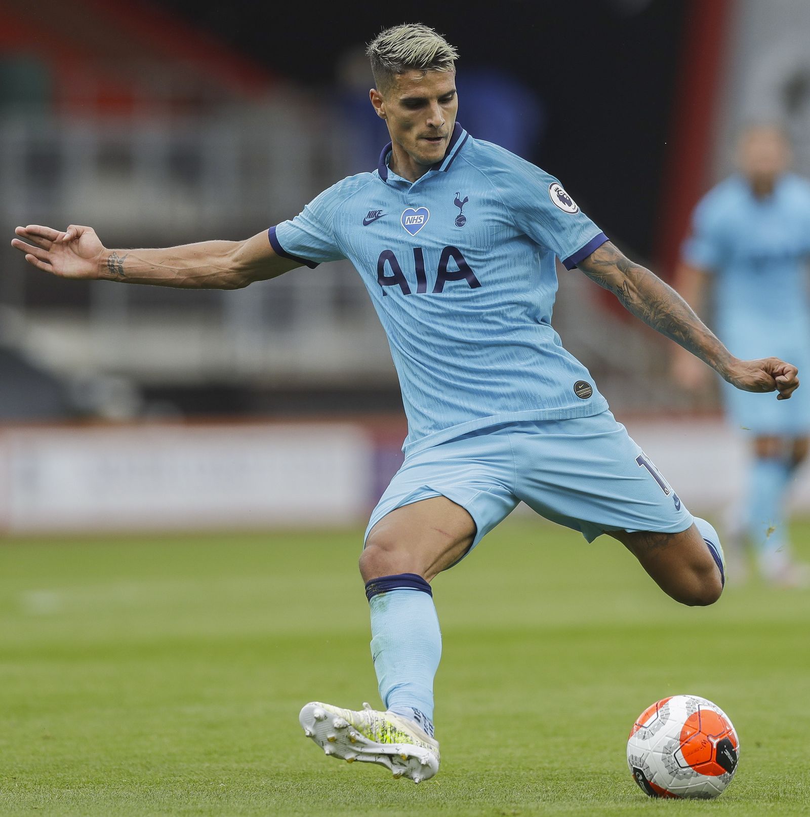 Erik Lamela ensaya el disparo con la zurda, su pierna natural, con el Tottenham.