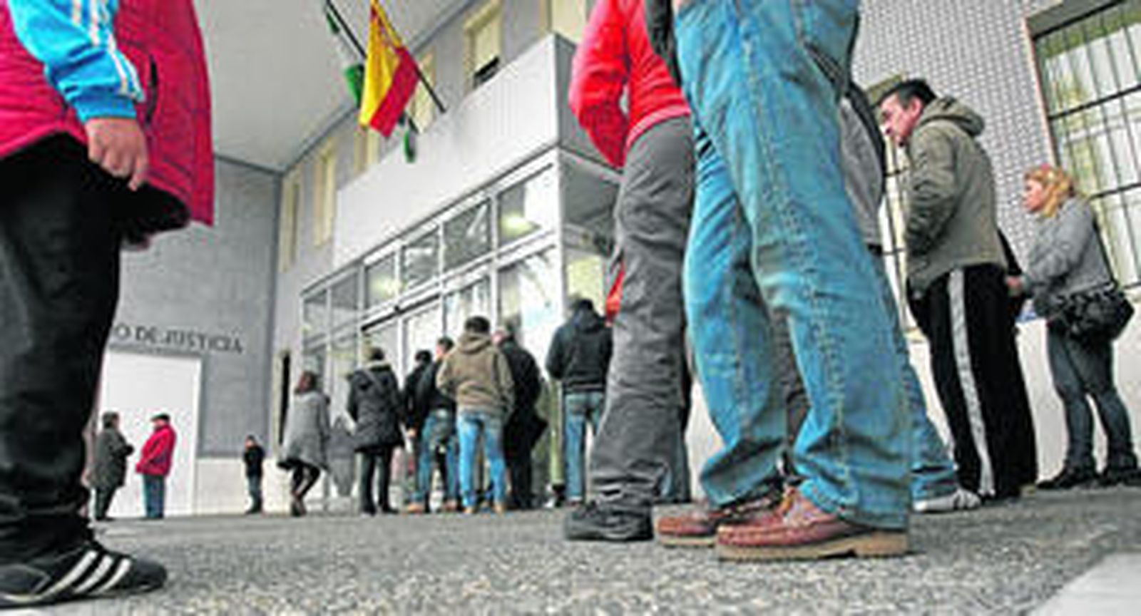 Imagen del Registro Civil de Algeciras sobre la ocho de la mañana, la pasada semana.