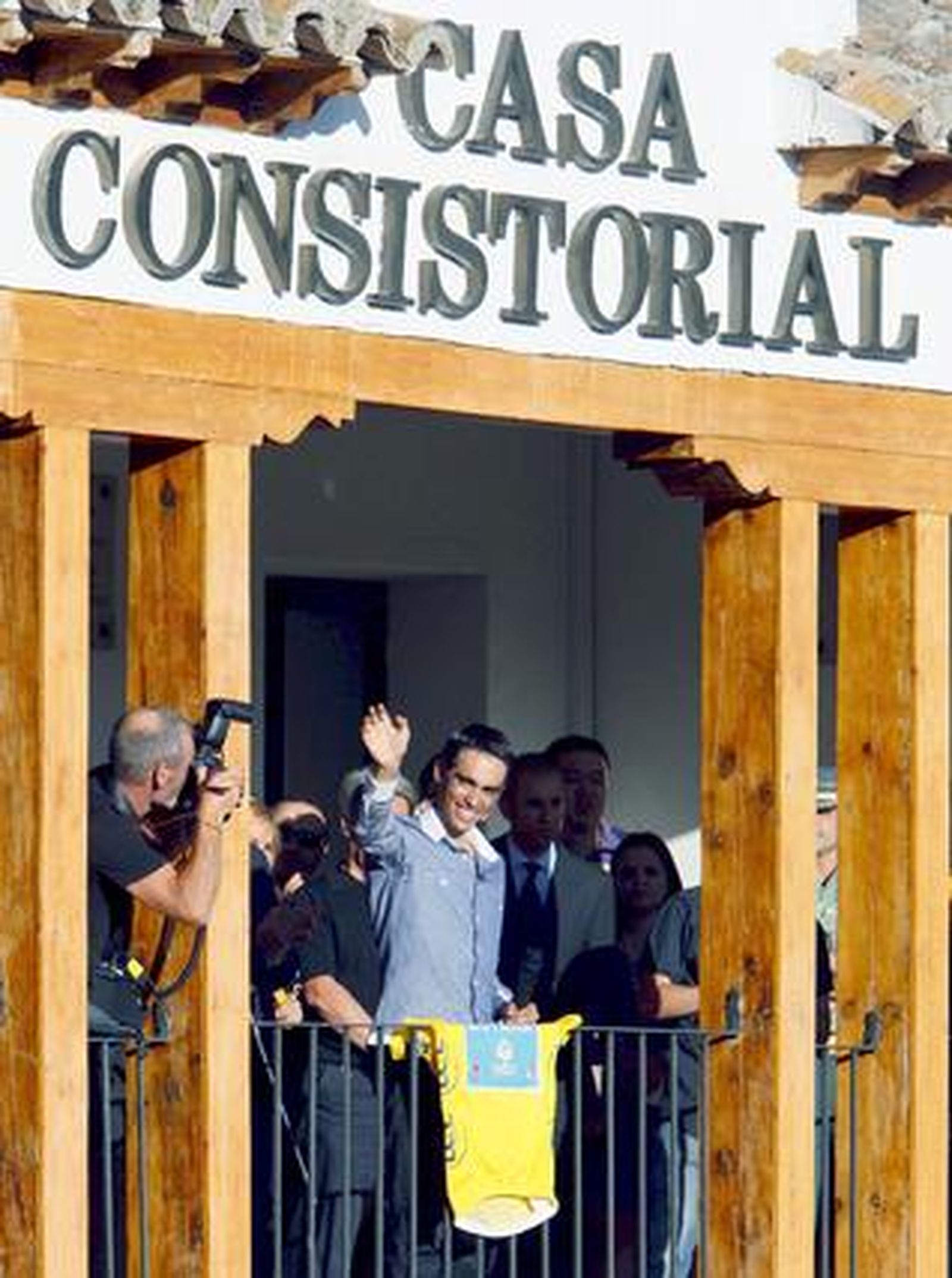 Pinto se vuelca con Contador.

Foto: EFE