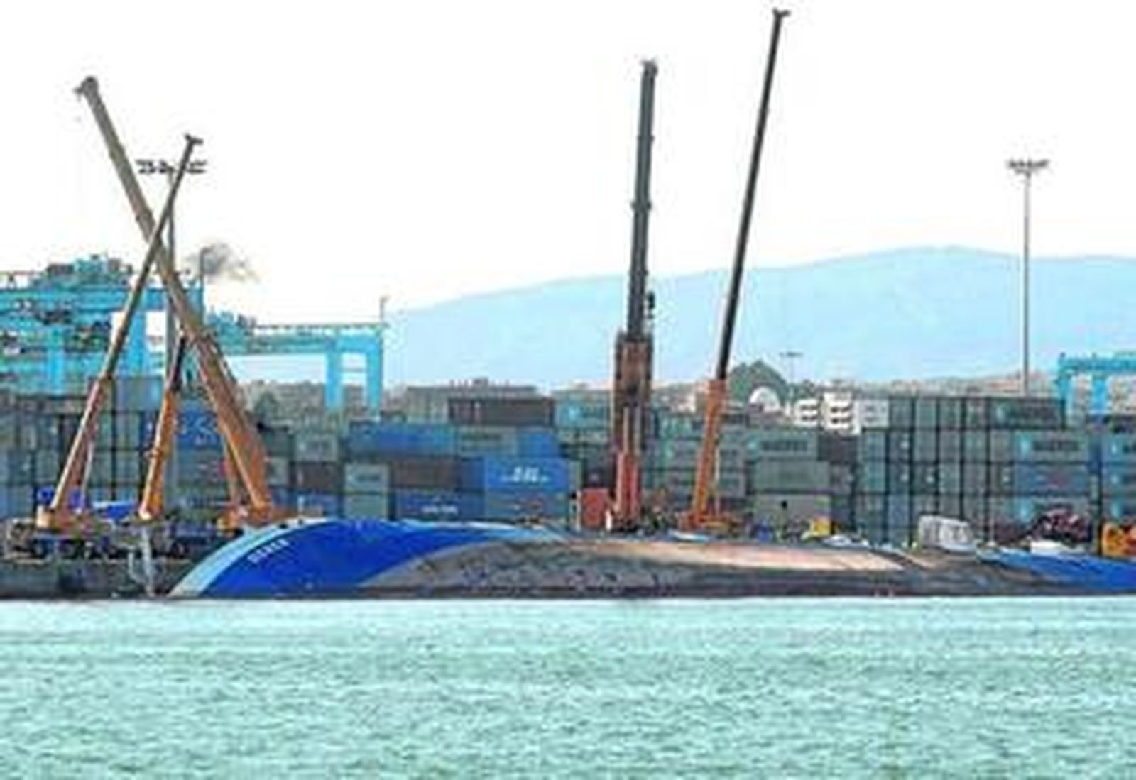 Una imagen del portacontenedores 'Deneb', rodeado de maquinaria, tomada ayer.