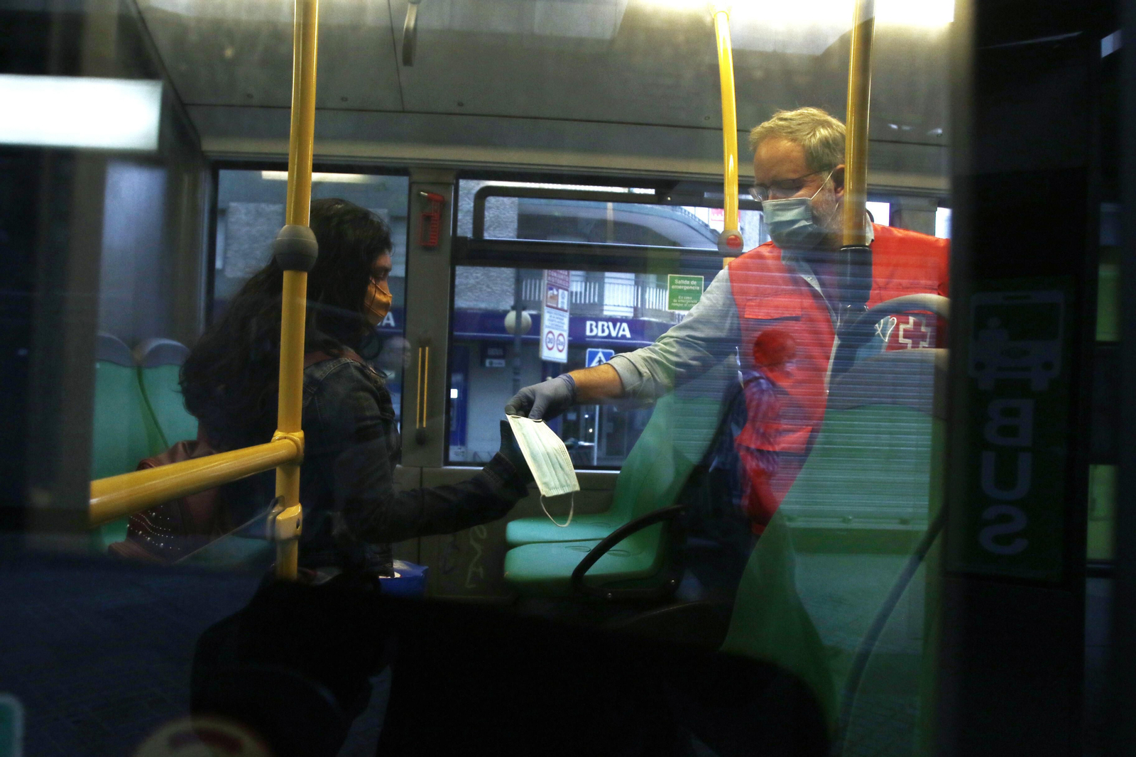 Las fotos del reparto masivo de mascarillas y la vuelta al trabajo en algunos sectores en Córdoba