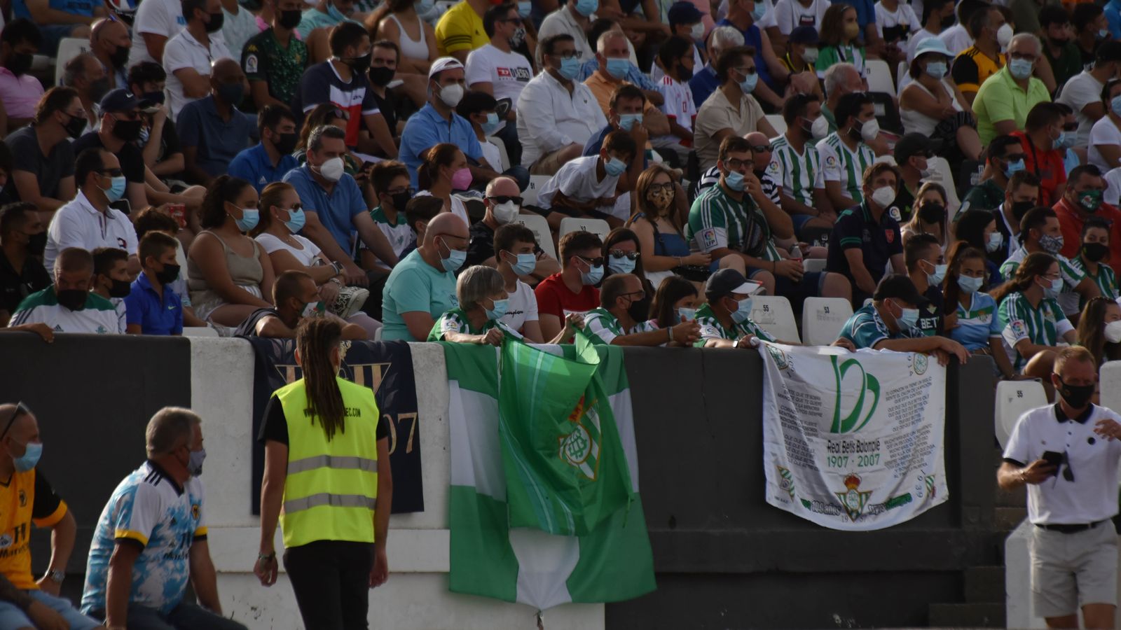 Aficionados béticos en las gradas del Municipal de La Línea.