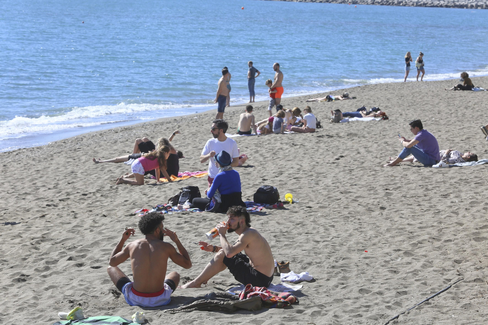 Las fotos de las playas de Málaga ante un calor que "no es normal"