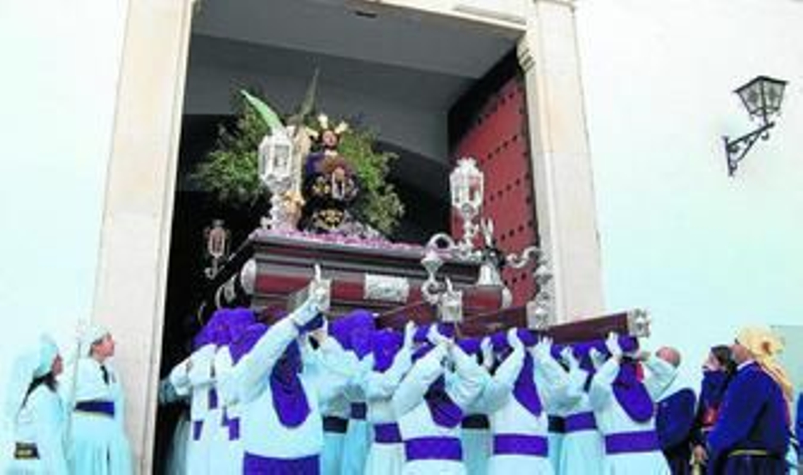 El paso de El Huerto del municipio baenense comienza su recorrido.