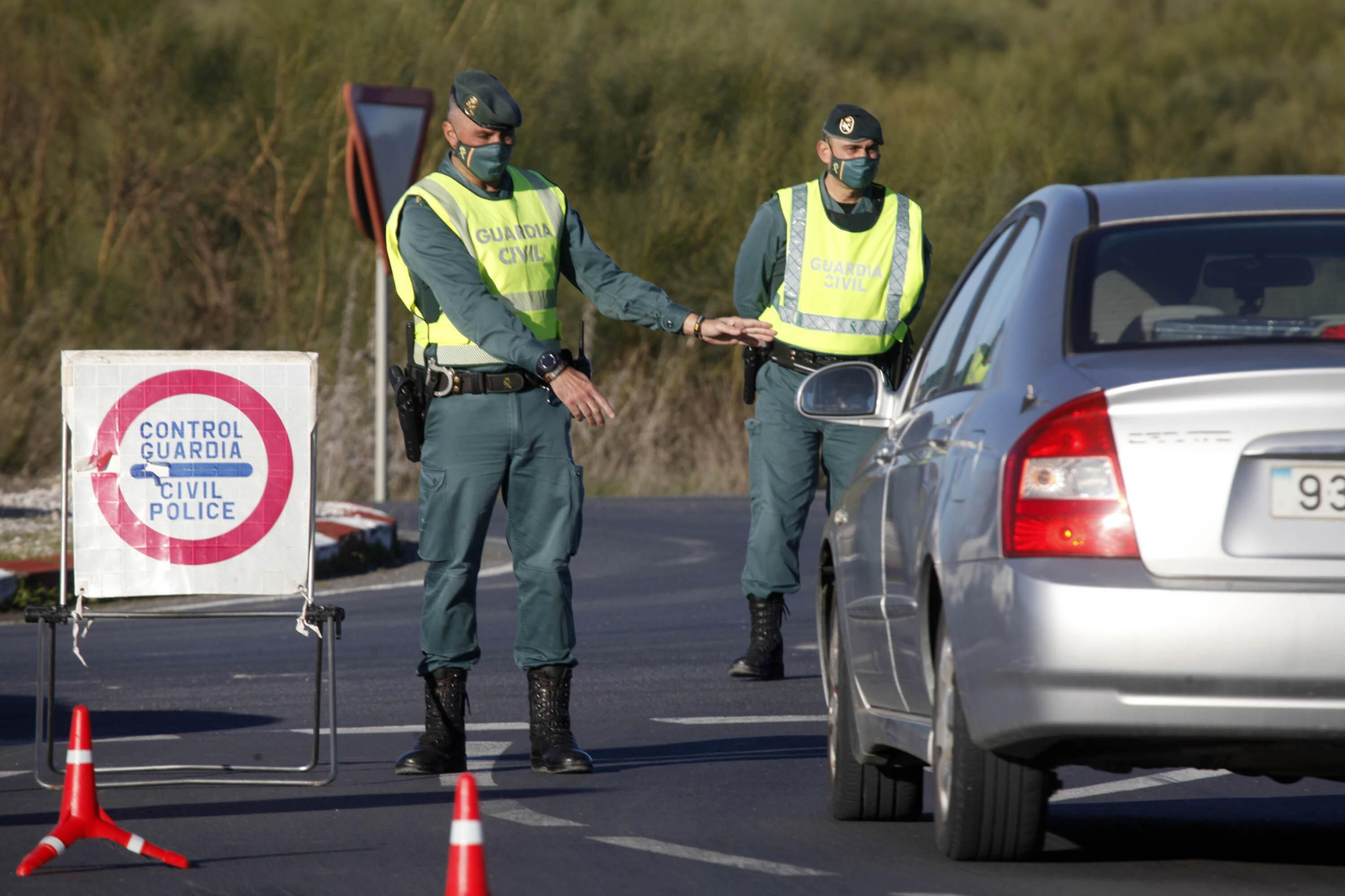 Controles de la Guardia Civil en los accesos a la costa de Huelva