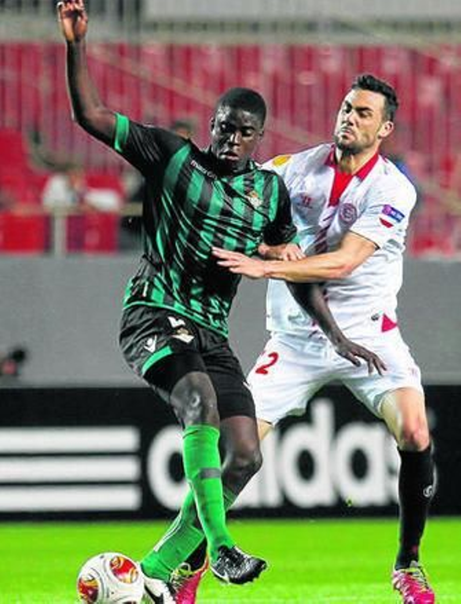 N'Diaye mantiene la pelota pese a la presión de Iborra durante la idea de la Europa League la pasada campaña.