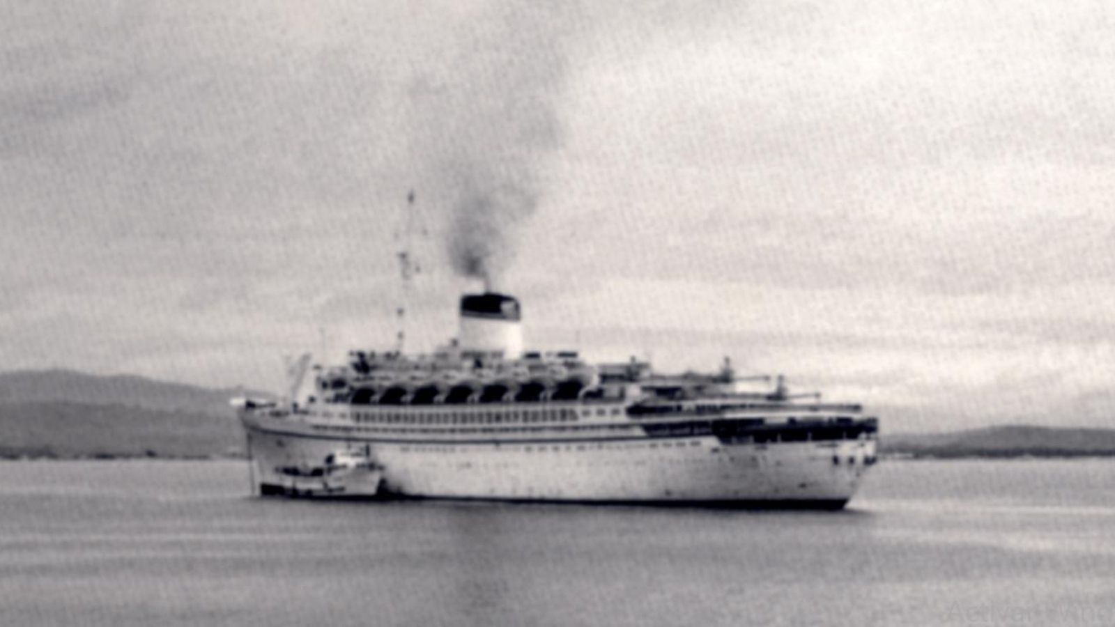 El trasatlántico italiano 'Leonardo da Vinci' fondeado en la bahía con el 'Punta Europa' abarloado para desembarcar pasajeros. Año 1965.
