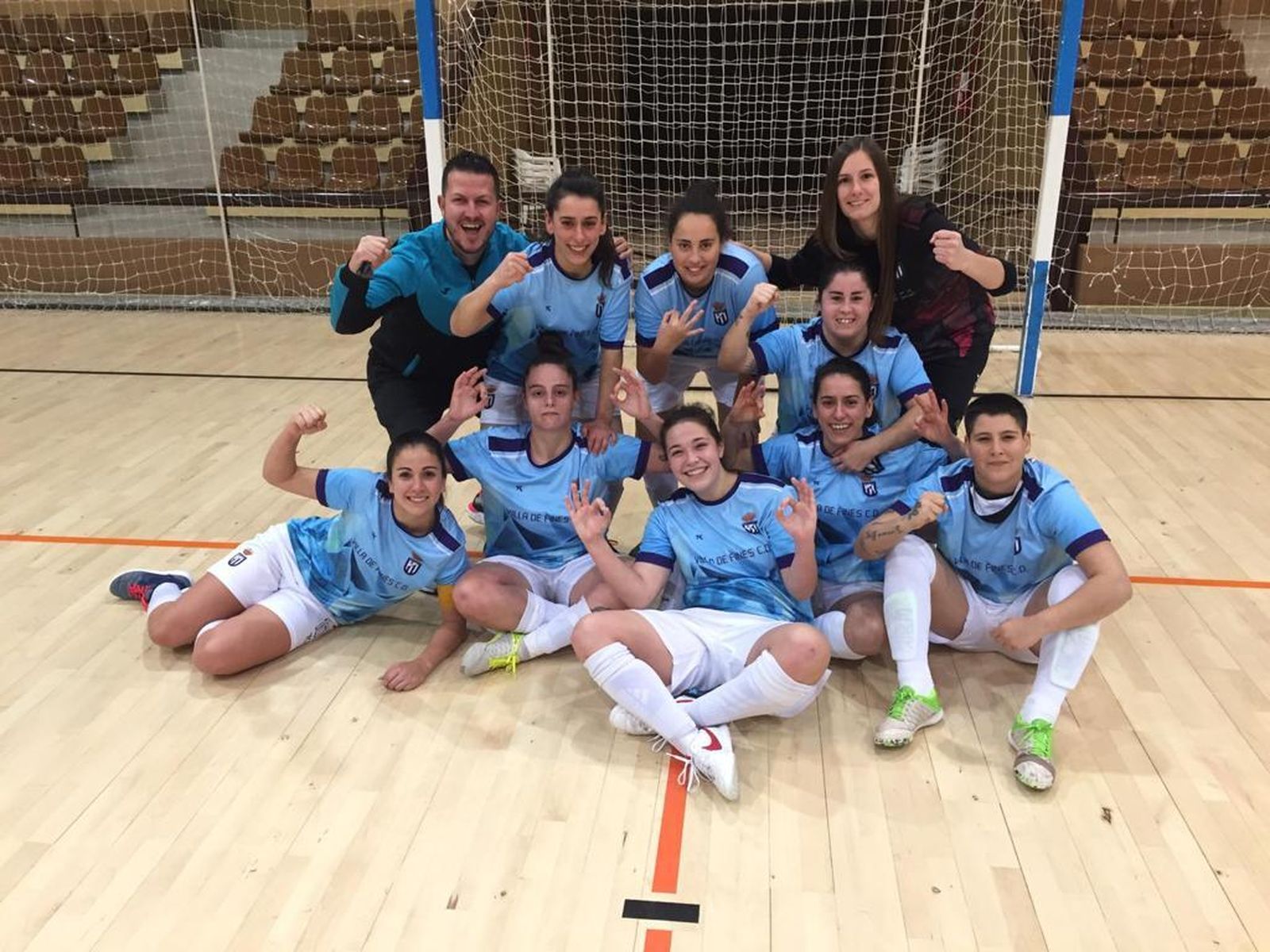 Las chicas del Villa de Fines celebrando la victoria